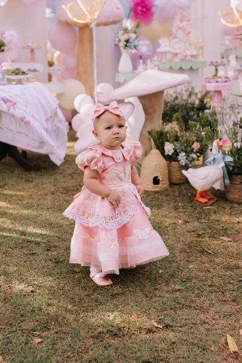 Decoração de aniversário de 1 ano com tema de jardim'