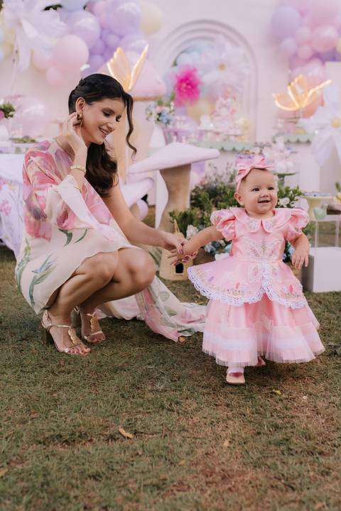 Decoração de aniversário de 1 ano com tema de jardim'