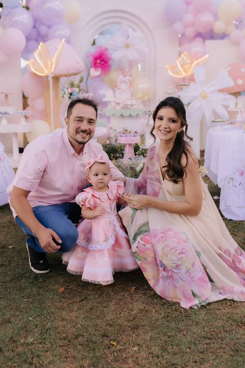 Decoração de aniversário de 1 ano com tema de jardim'