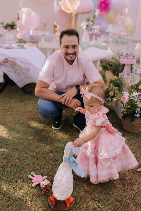 Decoração de aniversário de 1 ano com tema de jardim'