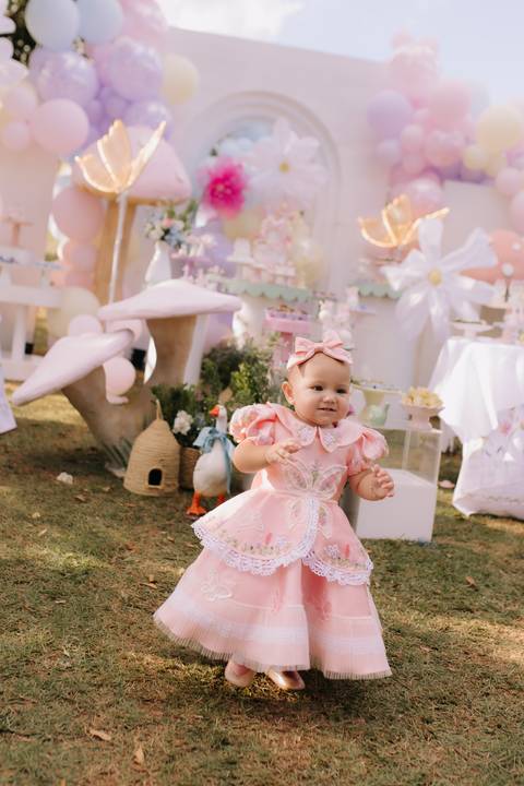 Decoração de aniversário de 1 ano com tema de jardim'