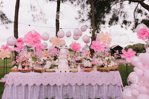 Decoração de aniversário de 1 ano com tema de flores'