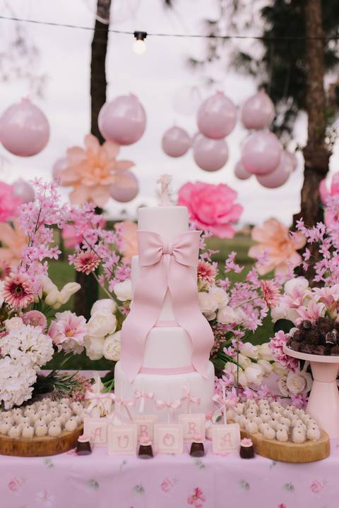Decoração de aniversário de 1 ano com tema de flores'