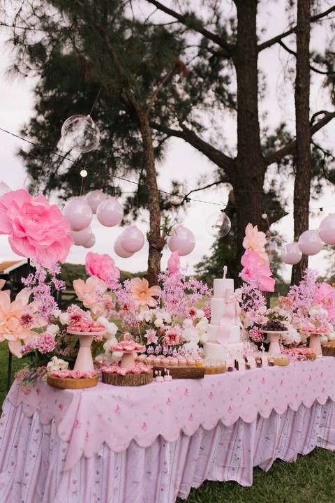 Decoração de aniversário de 1 ano com tema de flores'