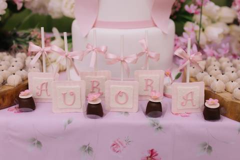 Decoração de aniversário de 1 ano com tema de flores'