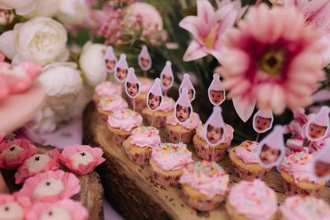 Decoração de aniversário de 1 ano com tema de flores'