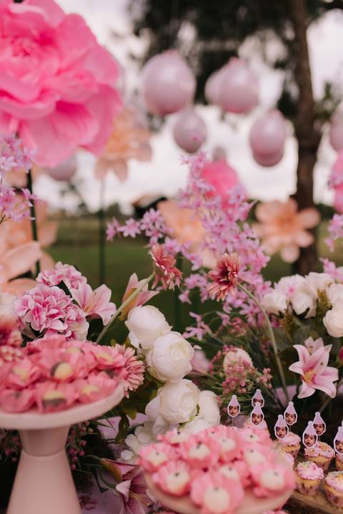 Decoração de aniversário de 1 ano com tema de flores'
