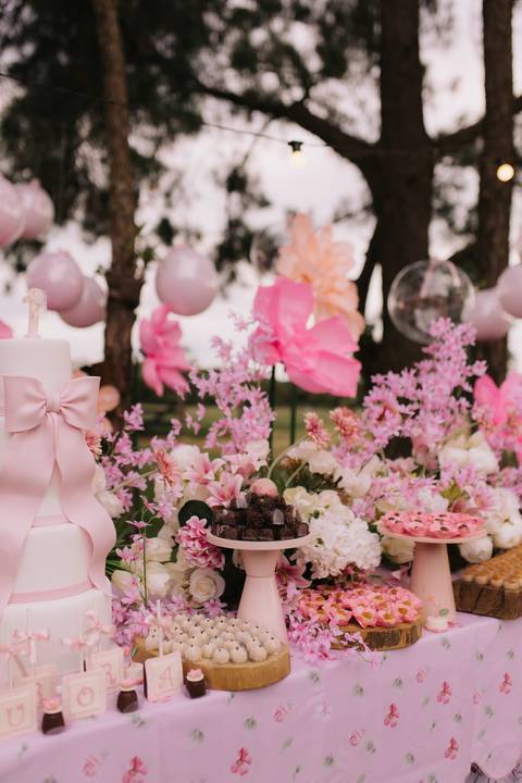 Decoração de aniversário de 1 ano com tema de flores'