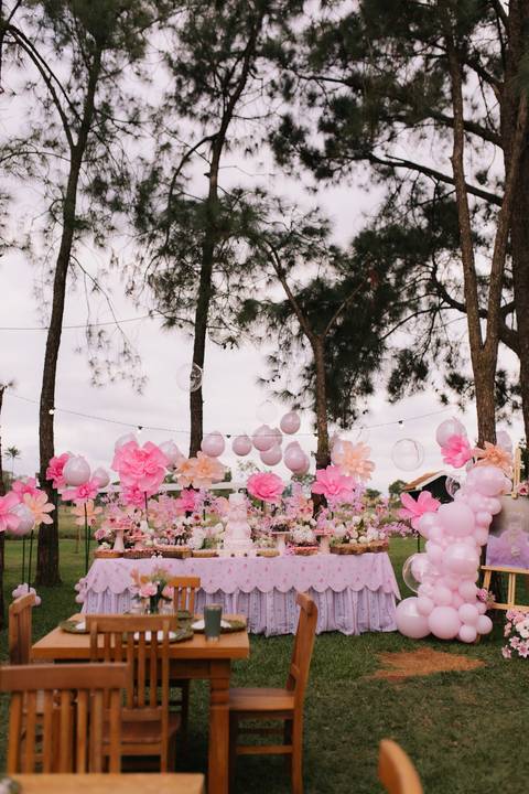 Decoração de aniversário de 1 ano com tema de flores'