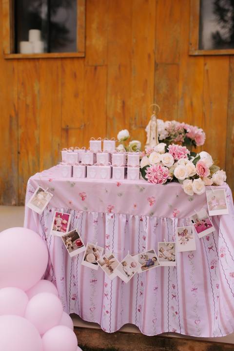 Decoração de aniversário de 1 ano com tema de flores'