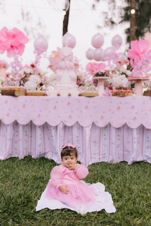 Decoração de aniversário de 1 ano com tema de flores'