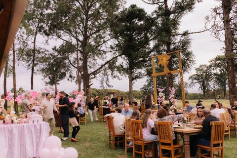 Decoração de aniversário de 1 ano com tema de flores'