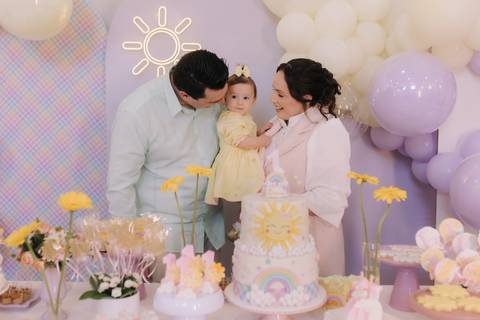 Decoração de aniversário de 1 ano com tema de solzinho'