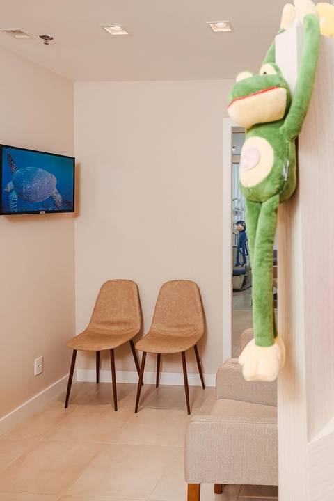 Design de interiores para consultório dentário de alto padrão, capturado com lentes profissionais para portfólio de arquitetura.'