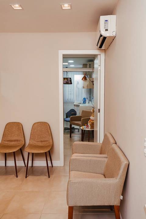 Design de interiores para consultório dentário de alto padrão, capturado com lentes profissionais para portfólio de arquitetura.'