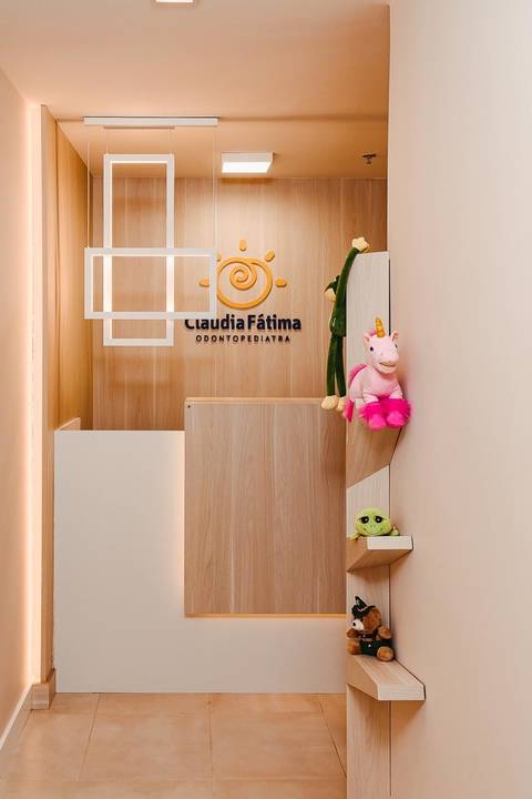 Detalhe de arquitetura de clínica odontológica de luxo, com foco na iluminação técnica e ergonomia do espaço de atendimento.'