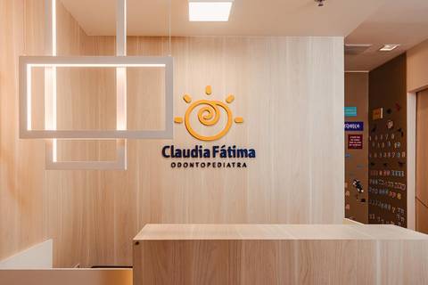 Design de interiores de consultório dentário moderno em Niterói com iluminação técnica'