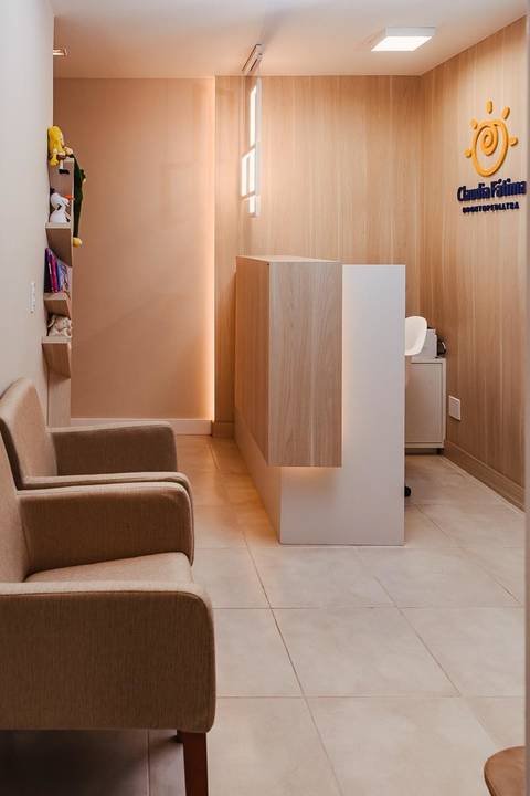Fotografia de ambiente odontológico humanizado, unindo decoração moderna e funcionalidade para clínicas em Niterói.'
