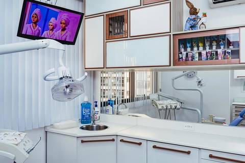 Fotografia de ambiente odontológico humanizado, unindo decoração moderna e funcionalidade para clínicas em Niterói.'