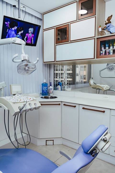 Interiores de clínica dentária no Rio de Janeiro, com design minimalista e foco na experiência de conforto do paciente.'
