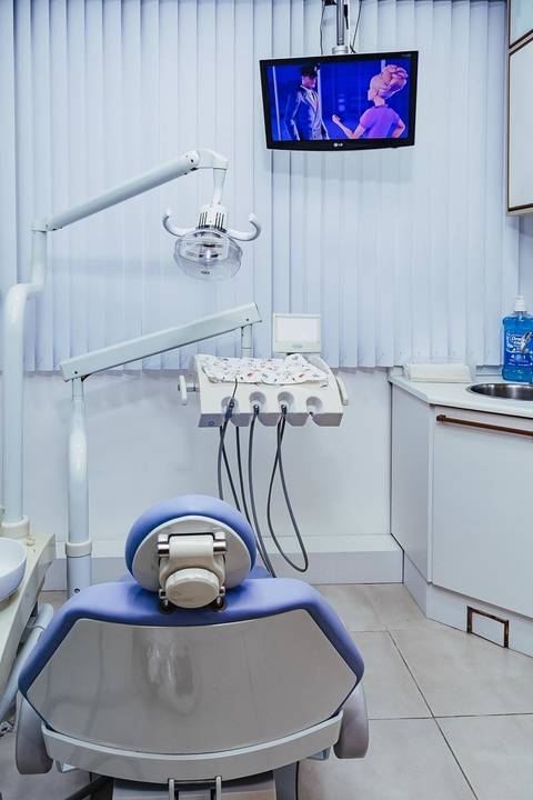 Sala de atendimento para dentista focada em branding pessoal, mostrando um ambiente que transmite confiança e tecnologia.'