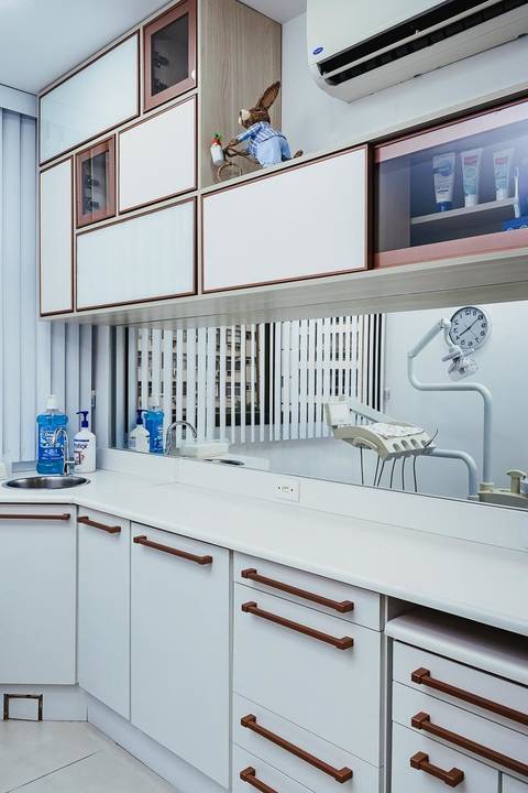 Fotografia profissional de equipamentos odontológicos e mocho em consultório clean e higienizado em Niterói.'