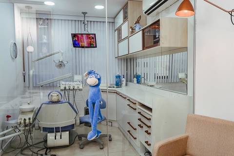 Fotografia de consultório odontológico moderno em Niterói, destacando a cadeira clínica e equipamentos de última geração.'