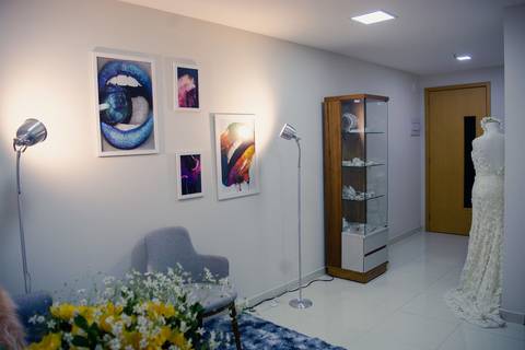 Ambiente preparado para o Dia da Noiva em Niterói, com foco no conforto e sofisticação do mobiliário do ateliê de maquiagem.'