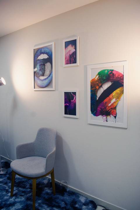 Detalhe de decoração de ateliê de maquiagem em Niterói, com poltrona moderna, tapete de pelúcia e ambiente aconchegante para noivas.'