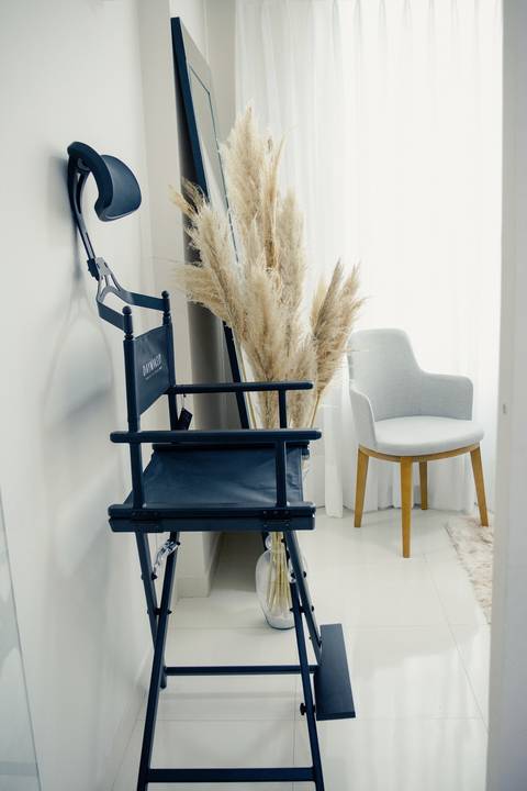 Estúdio de maquiagem especializado em noivas e debutantes em Niterói, destacando a iluminação frontal e cadeiras ergonômicas.'