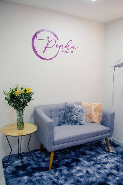 Detalhe de decoração de ateliê de maquiagem em Niterói, com poltrona moderna, tapete de pelúcia e ambiente aconchegante para noivas.'