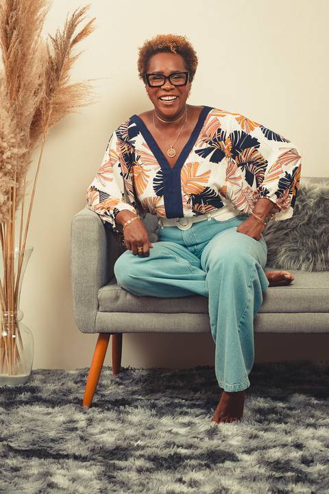 Foto de posicionamento de imagem da maquiadora Ipenha em ambiente sofisticado de Dia da Noiva.'