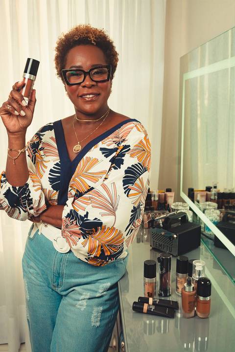 Ipenha Makeup em sua estação de trabalho iluminada, especialista em maquiagem para noivas no Rio de Janeiro.'