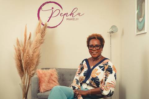 Foto de posicionamento de imagem da maquiadora Ipenha em ambiente sofisticado de Dia da Noiva.'