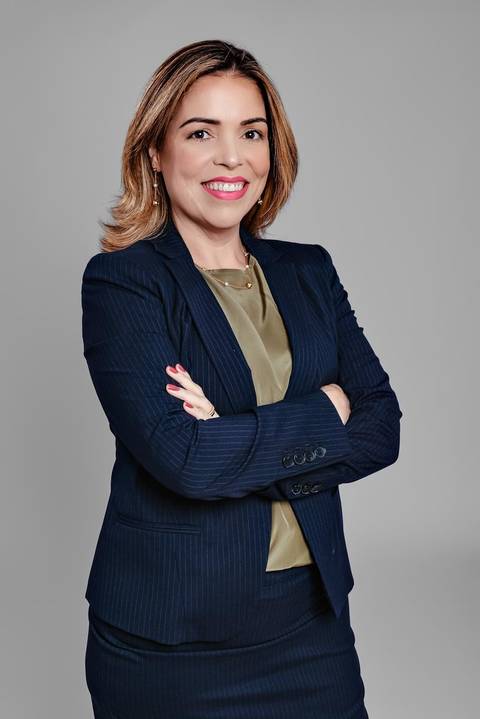 Retrato profissional da contadora Deborah, especialista no mercado de seguros, transmitindo confiança em Niterói.'