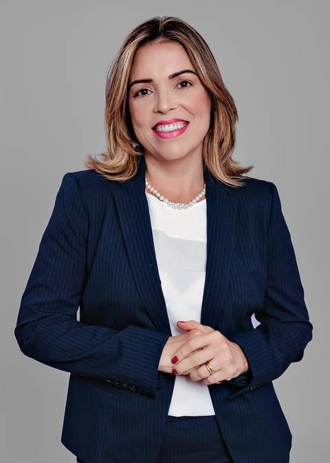 Ensaio de branding pessoal para executiva no Rio de Janeiro, foco em postura profissional e confiança.'