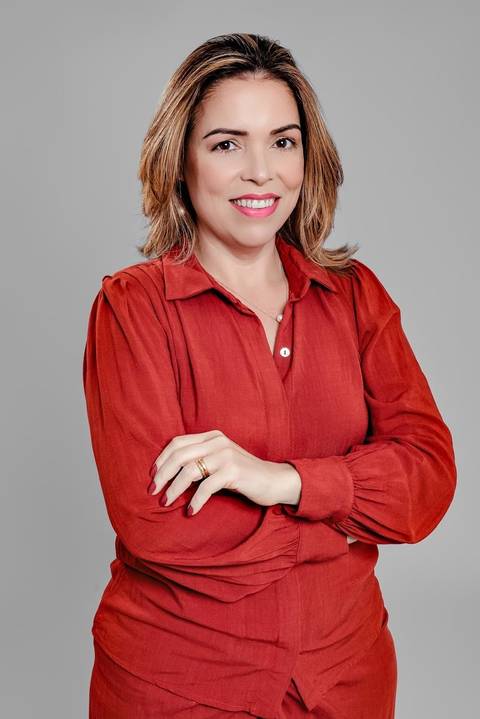 Foto de posicionamento de imagem para liderança feminina em multinacional, destacando autoridade e presença executiva.'