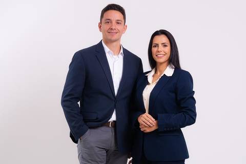 ensaio em estúdio de dois advogados para uso das imagens em site'