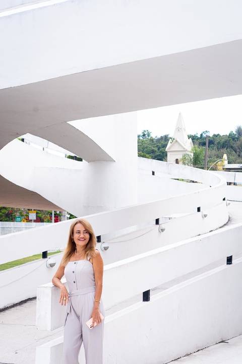 Foto profissional de psicóloga em cenário moderno com arquitetura clean. Foco em transparência, clareza e profissionalismo de alto nível.'