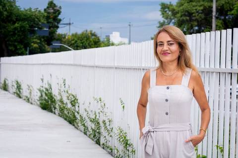 Foto profissional de psicóloga em cenário moderno com arquitetura clean. Foco em transparência, clareza e profissionalismo de alto nível.'