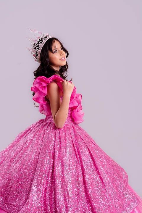 Momento descontraído durante o ensaio de Miss Kids. A união entre técnica e acolhimento resulta em fotos naturais e cheias de personalidade.'