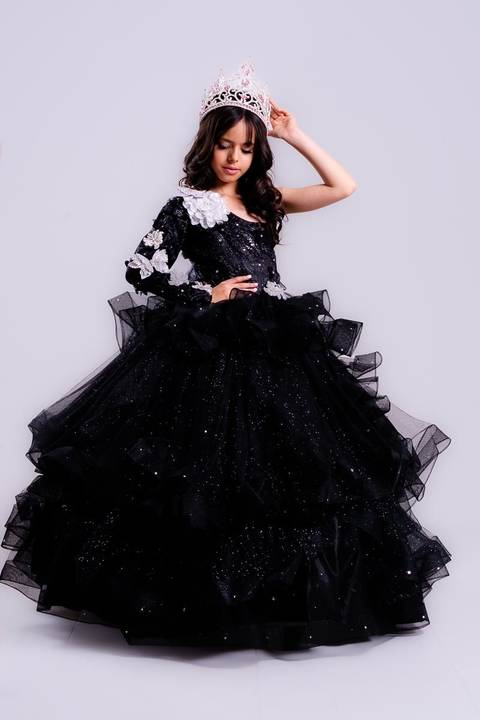 Foto de corpo inteiro da Miss Kids Celebrity Universe. Direção atenta e leve para capturar a segurança e o glamour necessários para as passarelas.'