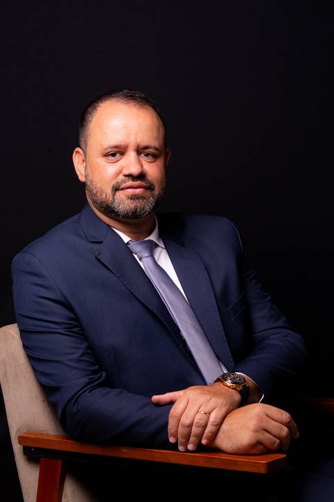 Headshot corporativo para engenheiro. Foto tratada com rigor técnico para garantir uma imagem impecável em perfis profissionais e materiais de assessoria de imprensa.'