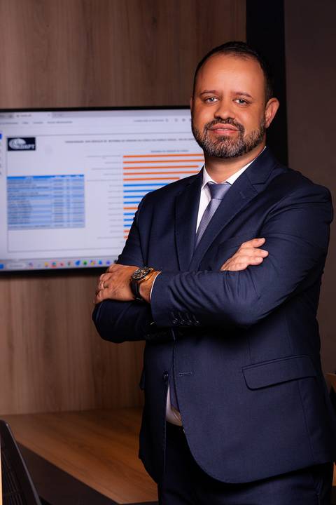 Engenheiro civil analisando indicadores de desempenho e reformas. Imagem que comunica precisão, controle de processos e domínio tecnológico na gestão de obras.'