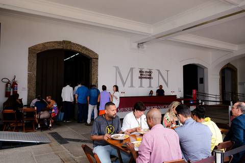 almoço sendo servido em evento corporativo que foi fotografado no Museu Histórico Nacional Rio de Janeiro'