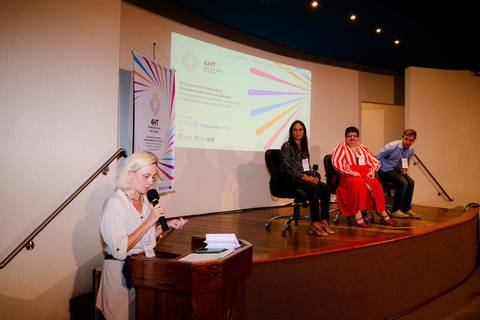 Fotografia de painel de debate com pesquisadores e setor público em evento da UNIGRANRIO.'