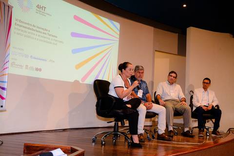Fotografia de painel de debate com pesquisadores e setor público em evento da UNIGRANRIO.'
