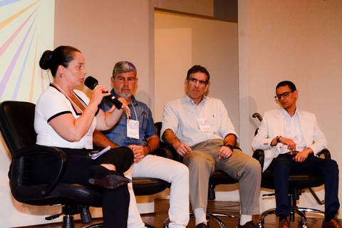 Fotografia de painel de debate com pesquisadores e setor público em evento da UNIGRANRIO.'