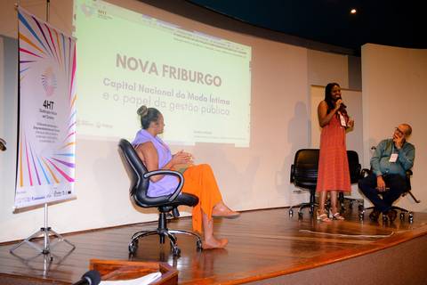 Fotografia de painel de debate com pesquisadores e setor público em evento da UNIGRANRIO.'