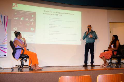 Fotografia de painel de debate com pesquisadores e setor público em evento da UNIGRANRIO.'